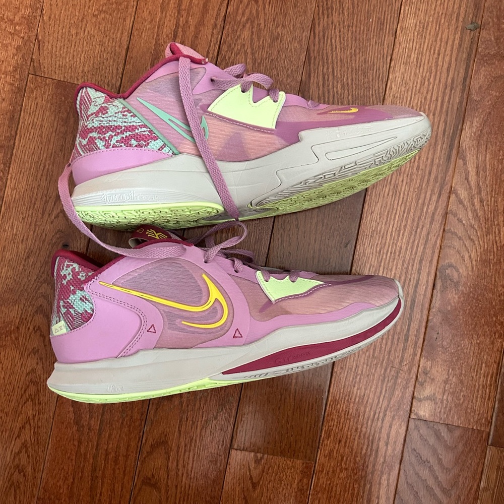 Mens kyrie 5 low basketball shoes size 10.5 got these gifted to me didnt fit